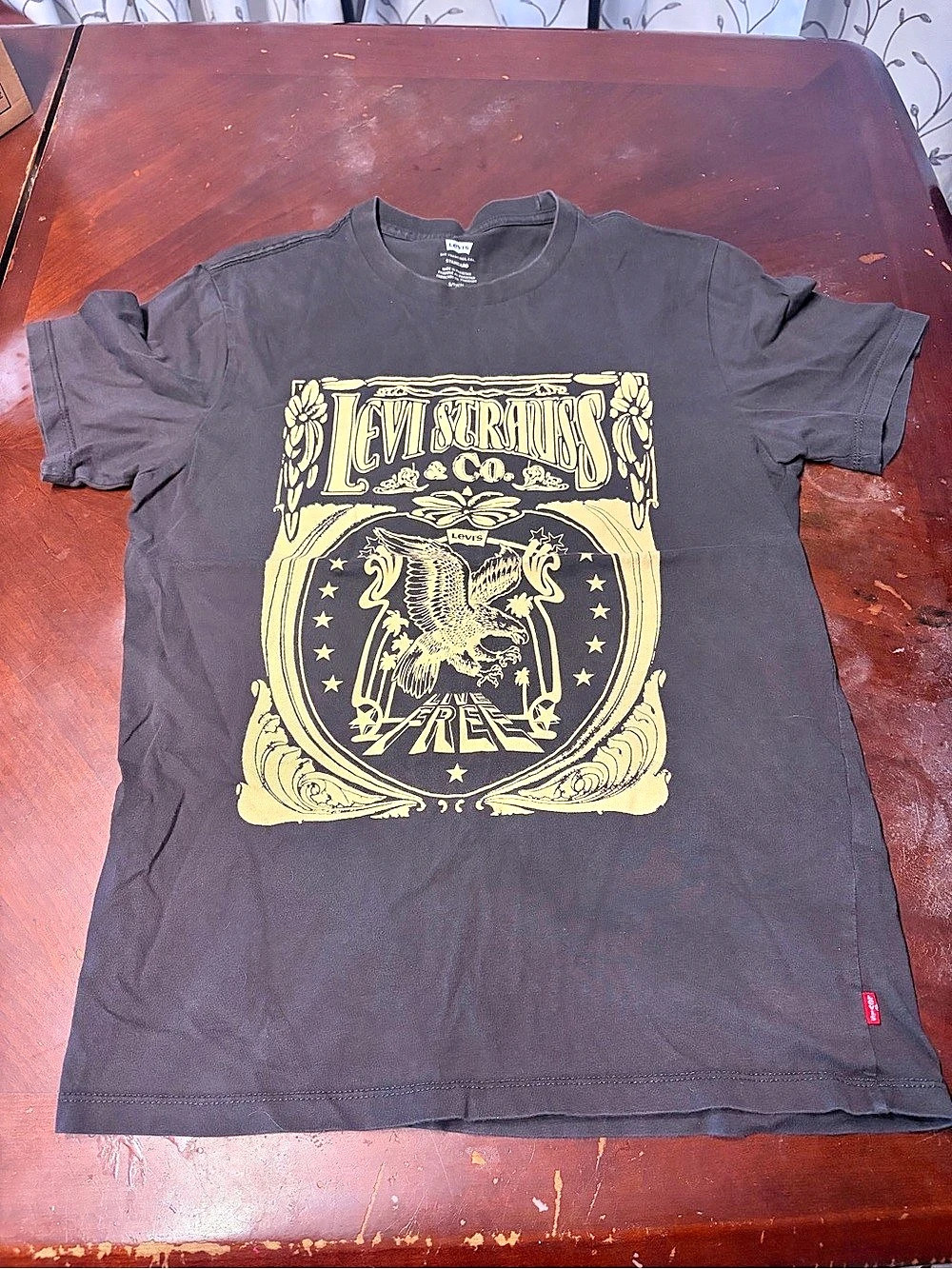 Levi's Live Free Eagle Graphic T-Shirt size S Black